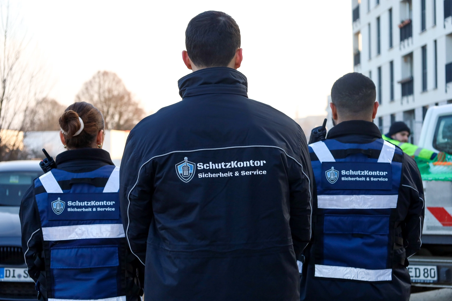 Schutzkontor Service GmbH - Sicherheitsdienst - Männlicher Wachmann mit Taschenlampe auf einer Treppe im Dunkeln