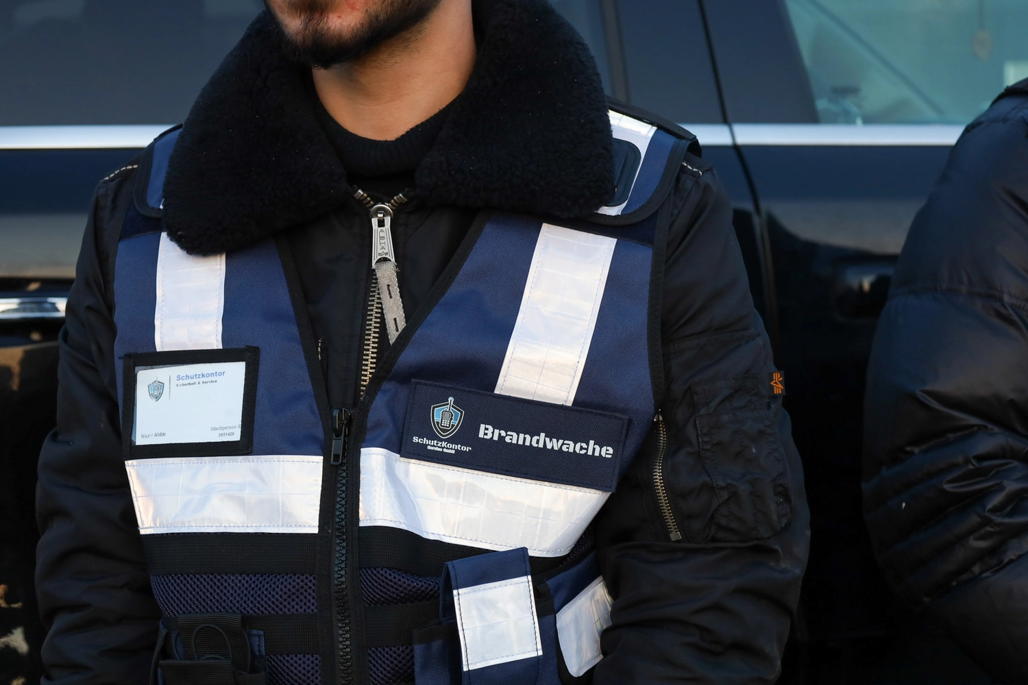 Schutzkontor Service GmbH - Sicherheitsdienst - Männlicher Wachmann mit Taschenlampe auf einer Treppe im Dunkeln