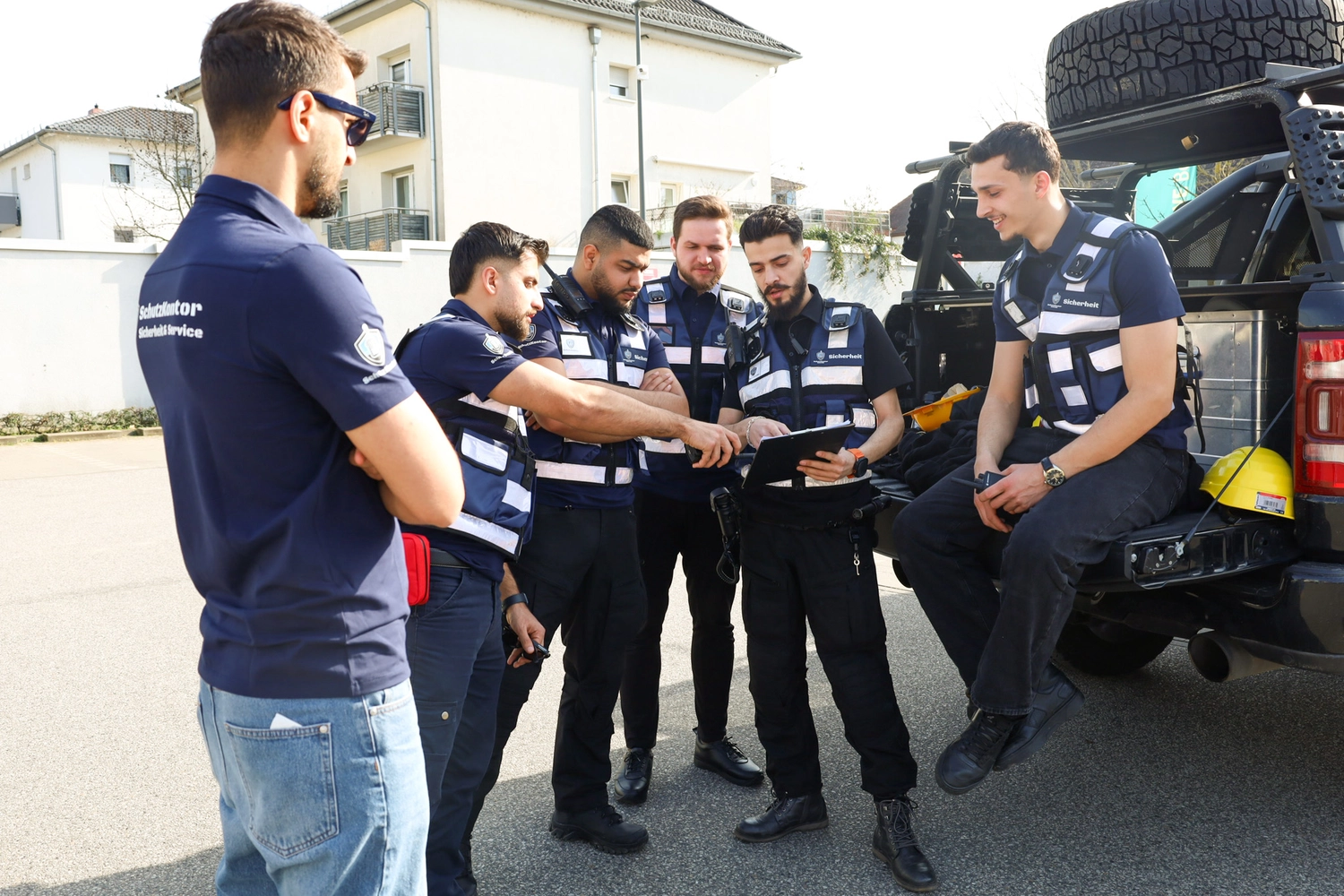 Schutzkontor Service GmbH - Sicherheitsdienst - Männlicher Wachmann mit Taschenlampe auf einer Treppe im Dunkeln